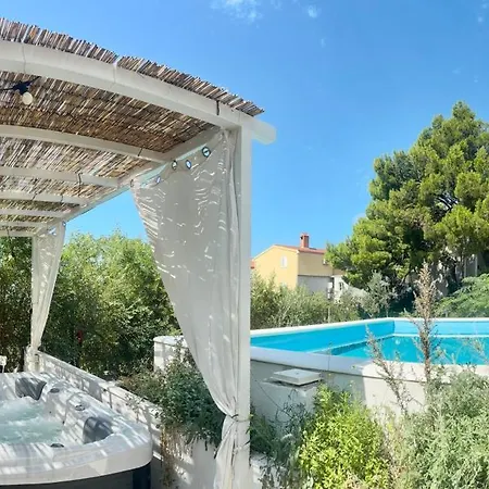 Summer App Pool Jacuzzi Center *